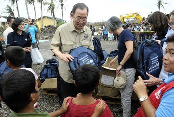 En déplacement à Tacloban, aux Philippines, le Secrétaire général de l'ONU, Ban Ki-moon, évalue les dégâts causés par le typhon Haiyan. Photo : ONU/Evan Schneider