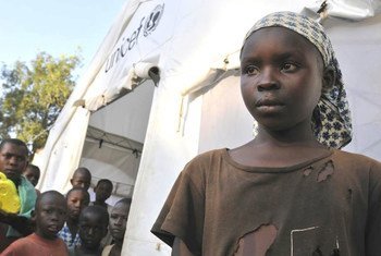A Bossangoa, en RCA, une fillette à l'entrée d'un abri de l'UNICEF réservé aux enfants.