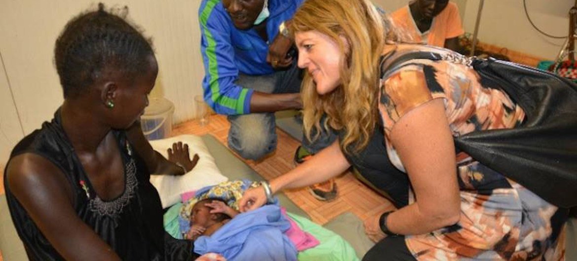 La Représentante spéciale du Secrétaire général pour le Soudan du Sud, Hilde Johnson, visite un hôpital administré par la MINUSS.