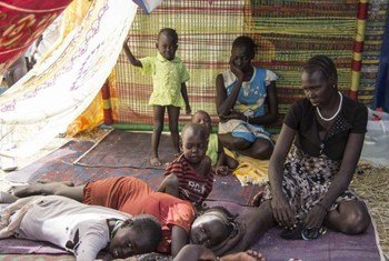 Une famille de civils Sud-Soudanais a trouvé refuge sur une base de l'ONU à Juba.
