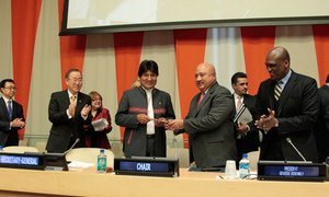 Foreign Minister RatuInoke Kubuabola (right) of Fiji hands over chairmanship of the "Group of 77 and China" to Bolivian President Evo Morales.