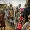 Des réfugiés sud-soudanais attendent une distribution alimentaire dans un camp en Ouganda.