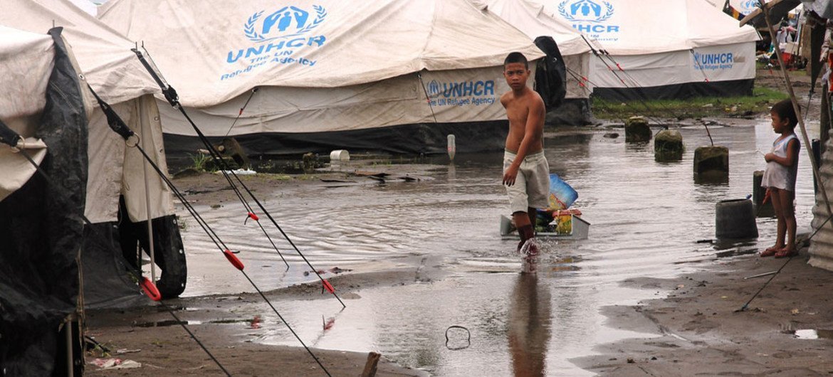 Des personnes déplacées par le typhon Haiyan à Tacloban, aux Philippines.  Photo OCHA/Gemma Cortes