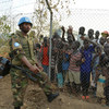 Un policier de la Mission de l'ONU au Soudan du Sud dans un site de déplacés.