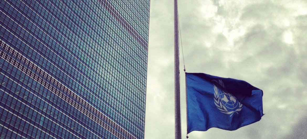 आधा झुका हुआ यूएन ध्वज.