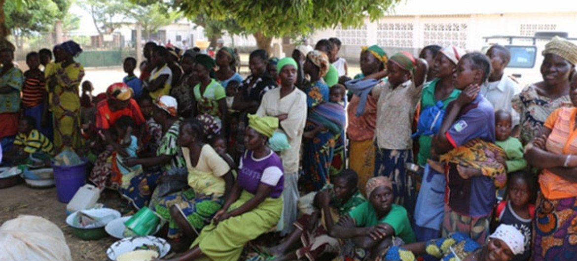 Une foule attend la distribution alimentaire à Wantiguera, en République centrafricaine.