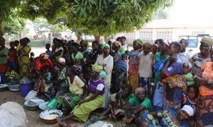 Une foule attend la distribution alimentaire à Wantiguera, en République centrafricaine.