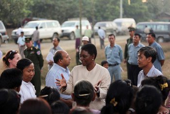 Humanitarian chief Valerie Amos (centre), on a visit in December 2012 to the  the Ma Gyee Myaing camp in Sittwe Town, Myanmar, where displaced from Rakhine state are hosted.