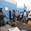 Cascos azules de la ONU protegen la entrada a una base en Juba, Sudán del Sur  Foto:UNMISS/Isaac Billy