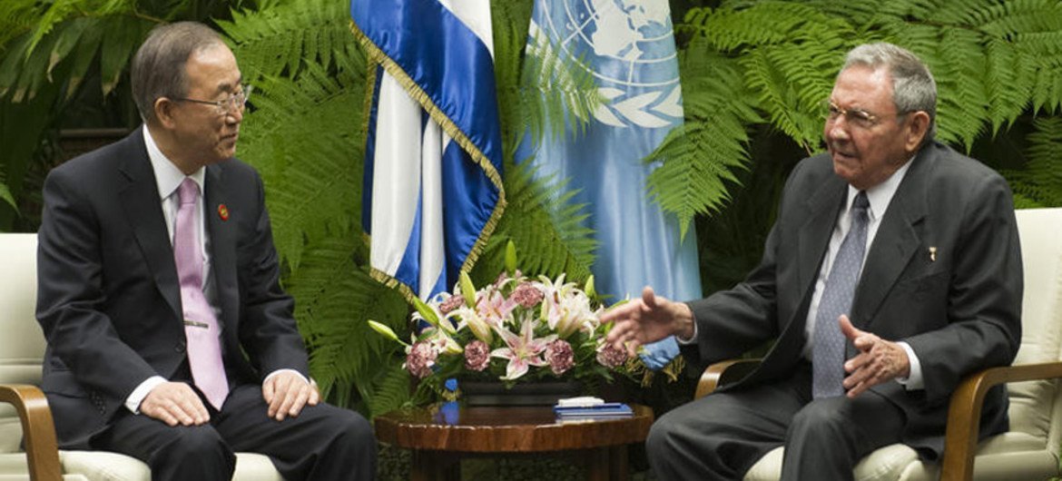 El Secretario General de la ONU, Ban Ki-moon con el presidente de Cuba, Raúl Castro Foto: