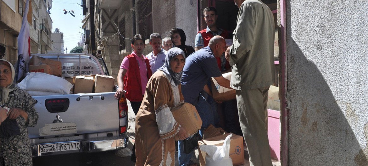 WFP distributing rations to residents of Homs, Syria in September 2012.