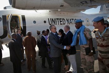 Le Représentant permanent de la France auprès des Nations Unies, Gérard Araud, est accueilli par des Casques bleus à Mopti au Mali à l'arrivée de la délégation du Conseil de sécurité.