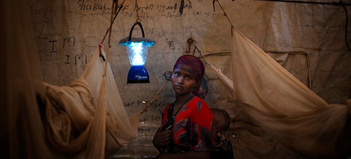 太阳能灯具为生活在埃塞俄比亚难民营内的索马里难民提供照明  图片／宜家基金会