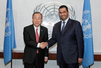 Le Secrétaire général Ban Ki-moon (à gauche) avec Sultan Ahmed Al Jaber, Ministre d'Etat des Emirats arabes unis. Photo ONU/Paulo Filgueiras