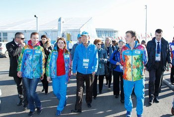 Le Secrétaire général Ban Ki-moon (au centre) visite le village olympique à Sotchi, en Russie. Photo ONU/Paulo Filgueiras