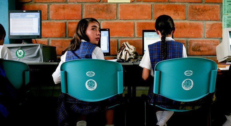 La UNESCO alertó sobre el impacto en el rendimiento académico del uso de las computadoras para actividades recreativas. Foto: Banco Mundial/Charlotte Kesi