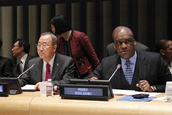 General Assembly President John Ashe (right) opens the thematic debate on water, sanitation and sustainable energy. Secretary-General Ban Ki-moon is at left.