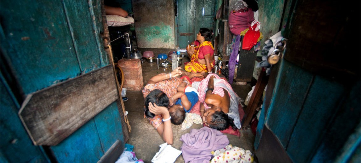 住在印度加尔各答贫民窟的一个家庭。