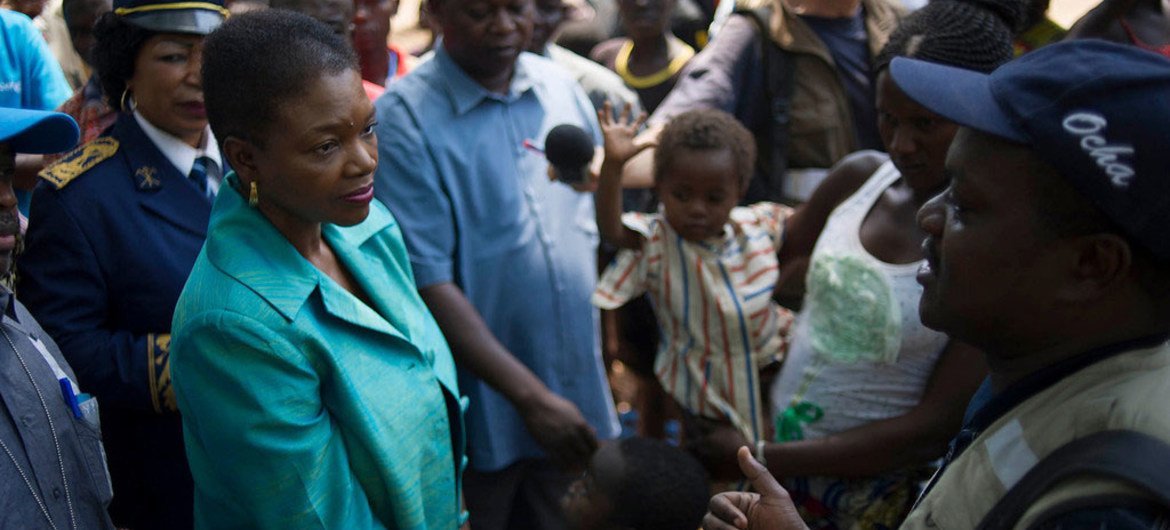 La Secrétaire générale adjointe des Nations Unies aux affaires humanitaires, Valerie Amos, lors d'une visite à Bossangoa, en République centrafricaine, en février 2014.