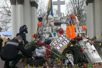 Un monument improvisé à la mémoire des morts pendant les manifestations à Kiev (février 2014). Photo ONU