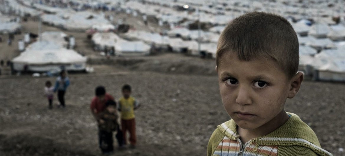 طفل سوري لاجئ  خارج مخيم ، الى الغرب من اربيل، العراق. المصدر: اليونيسف / NYHQ2013-1015 / رومنزي