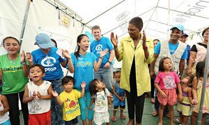 Humanitarian Chief Valerie Amos (centre) visits a Child Friendly Space in Guiuan, Philippines, on 26 February 2014.