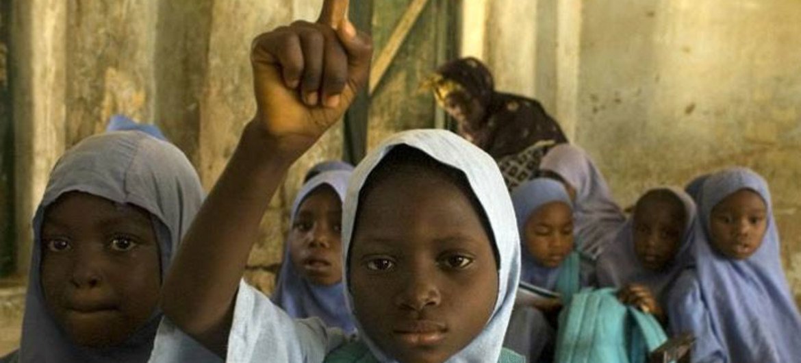 Nilñas en una escuela de Nigeria  Foto archivo:  NICEF/NYHQ2007-0515/Nesbitt
