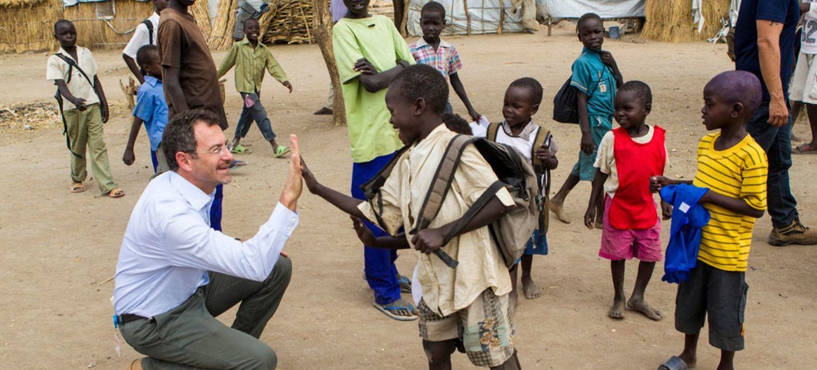 Toby Lanzer interacts with children at the Nyeel refugee camp in South Sudan (March 2013).