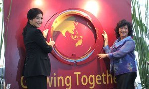 Prime Minister Yingluck Shinawatra of Thailand (left) with ESCAP Executive Secretary Noeleen Heyzer in 2012.
