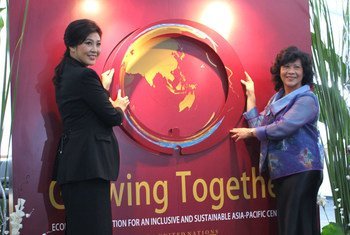 Prime Minister Yingluck Shinawatra of Thailand (left) with ESCAP Executive Secretary Noeleen Heyzer in 2012.