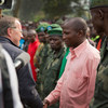 Le chef de la Mission des Nations Unies en République démocratique du Congo (MONUSCO), Martin Kobler, avec des anciens rebelles à Bwerema en décembre 2013.