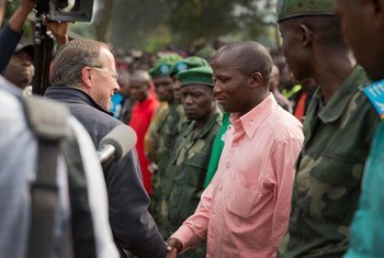 Special Representative Martin Kobler meets with armed groups ex-combatants in Bweremana, DR of Congo (December 2013).