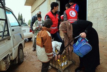 叙利亚霍姆斯居民正在领取援助食物。