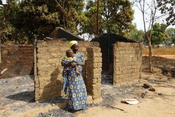 Une femme et son enfant dans le village de Bessan dans le nord-ouest de la République centrafricaine, après une attaque des anti-balaka.