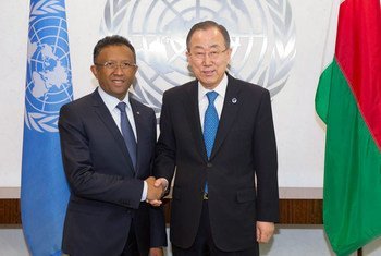 Le Secrétaire général Ban Ki-moon (à droite) avec le Président de Madagascar,  Hery Martial Rajaonarimampianina Rakotoarimanana. Photo ONU/Eskinder Debebe