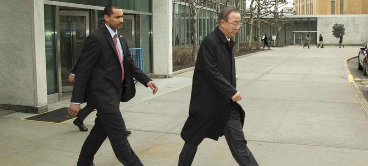 Le Secrétaire général Ban Ki-moon sort du siège de l'ONU à New York pour se rendre en Russie et en Ukraine.