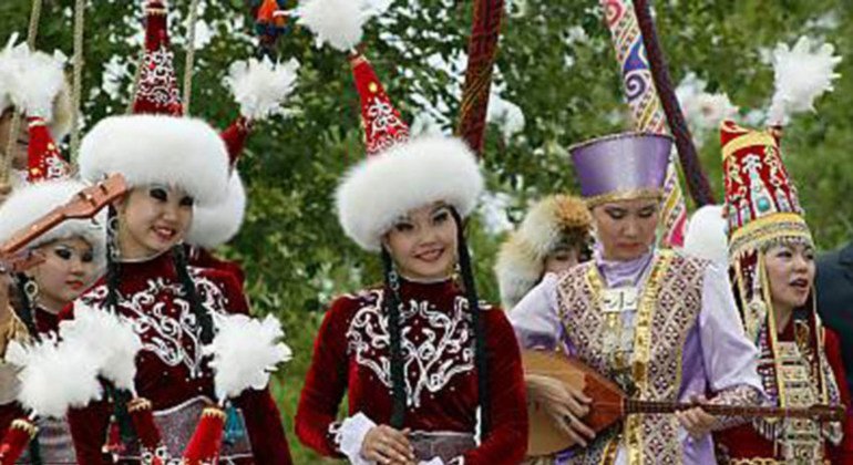 На праздновании Навруза в Таджикистане народный ансамбль исполняет традиционные песни