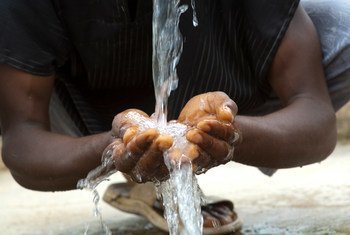 Boire de l'eau potable. Photo Banque mondiale/Arne Hoel