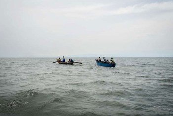 Des pêcheurs ougandais dans leurs pirogues cherchent des victimes du naufrage d'un bateau sur le lac Albert. Photo UNHCR/M. Sibiloni