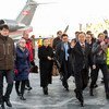 Le Secrétaire général Ban Ki-moon à son arrivée à Kangerlussuag, au Groënland, avec la Première ministre du Danemark, Helle Thorning-Schmidt. Photo ONU/Mark Garten