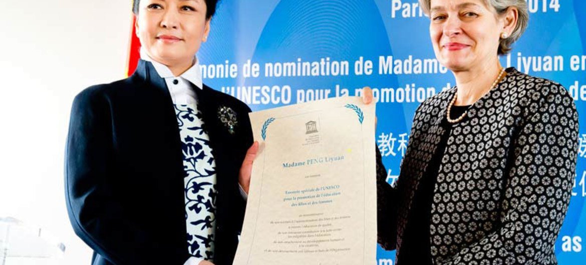 UNESCO Director-General Irina Bokova (right) nominates Peng Liyuan, a musician of international renown and First Lady of China, as a UNESCO Special Envoy for the Advancement of Girls’ and Women’s Education.