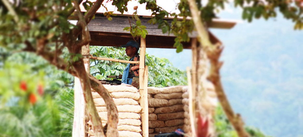 Une sentinelle de la MONUSCO en faction dans sa guérite surveille les abords d’une base de la Mission  dans le territoire de Walikale, province du Nord Kivu. Photo MONUSCO.