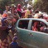 Des résidents musulmans de Kaga Bandoro, en République centrafricaine, fuient vers le Tchad, escortés par des miliciens Séléka en mars 2014. Photo ONU/Emmanuelle Schneider