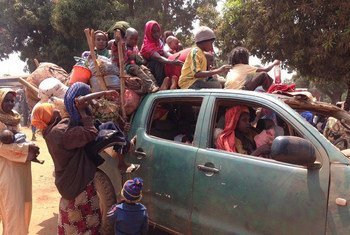Des résidents musulmans de Kaga Bandoro, en République centrafricaine, fuient vers le Tchad, escortés par des miliciens Séléka en mars 2014. Photo ONU/Emmanuelle Schneider