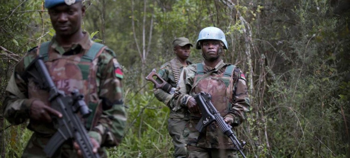 马拉维维和士兵在刚果（金）任务区巡逻。联合国图片/Sylvain Liechti
