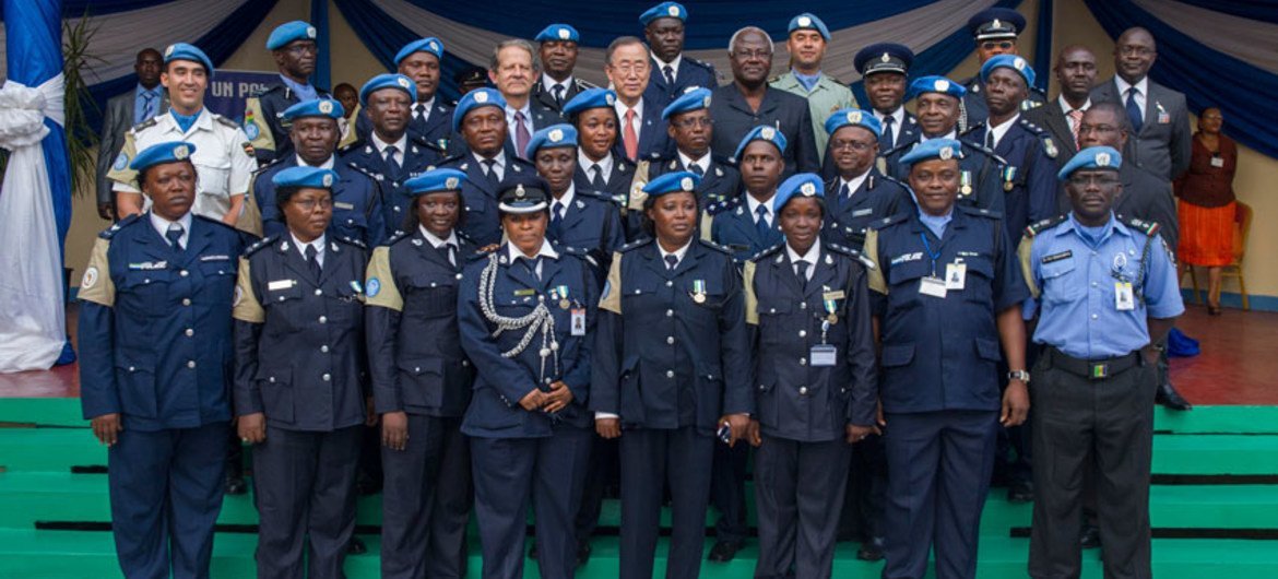 UN Secretary-General Ban Ki-moon poses for a group photo with UNPOL/UNIPSIL staff as well as Sierra Leonean police officers serving in UN missions abroad during his recent visit to Freetown.