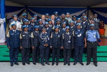 UN Secretary-General Ban Ki-moon poses for a group photo with UNPOL/UNIPSIL staff as well as Sierra Leonean police officers serving in UN missions abroad during his recent visit to Freetown.