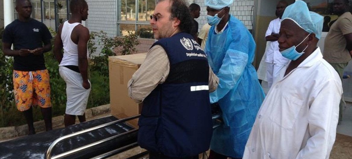 L'OMS fournit des équipements de protection contre le virus Ebola à un hôpital de Conakry en Guinée. Photo OMS/T. Jasarevic