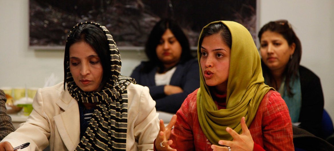 Des représentantes de la société civile participent à une réunion pour assurer la participation entière de femmes aux élections en Afghanistan en 2014. Photo MANUA/Fardin Waezi