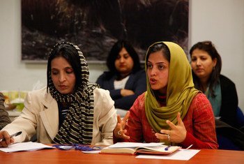 Des représentantes de la société civile participent à une réunion pour assurer la participation entière de femmes aux élections en Afghanistan en 2014. Photo MANUA/Fardin Waezi